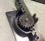 So würde es später im Gehäuseverbund aussehen, nur ein wenig weiter nach unten versetzt.<br />(Das Antriebsritzel passt so leider nicht mehr hinein)<br />Man kann nach hinten schön erkennen, wie die stärke abnimmt, da ich die Flanken am Bandschleifer angleichen musste.