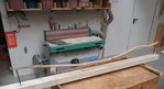 Die Balncevorrichtung und die Kanntenschleifmaschine im Hintergrund