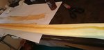 Beginnend mt einem WA alle Klebeflächen satt mit leim bestreichen und das Leder auflegen.