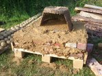 Lehmofen_klein5.jpg (394.51 KiB) 4765 mal betrachtet Die Steinlagen sind fertig. Oben auf wurde eine ca. 3 cm dicke Granitplatte als Backraumboden in Lehm gelegt. Darauf ein alter Holzkorb von Kai. Der soll dem Lehm die Form geben.