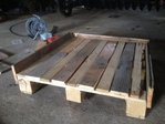 Als erstes bereitete ich eine Palette vor, weil der Ofen transloziert werden muss. Ob er das überlebt, werden wir sehen. An der Stelle stehen bleiben kann er auf keinen Fall.