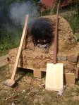 Während der Ofen den ganzen Tag über vor sich hin heizte, musste natürlich das notwendige Werkzeug gebaut werden. Und wir wären ja nicht auf einem Bogenbauertreffen, wenn uns (Kais Dakamanowadrama-Holz sei Dank!) da nicht das passende einfallen würde - der Bäckerpaddelbogen aus Massa-Bambus-Sperrholz laminiert mit eingeleimtem Reflex!! Kurz auf Bandsäge und -schleifer in Form gebracht. Fertig.<br />Dazu aus Rattan ein Ascheschaber gedämpft und los geht's.