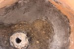 Brennkammer: deutlich zu erkennen: Schwarze und rote Tonmasse. Der Tiegel stand im schwarzen Bereich, also zu tief. Weiter oben wäre die Temperatur höher gewesen