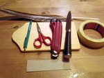 Utensilien.jpg (566.36 KiB) 7467 mal betrachtet Kreppband, Stift, Schere, Messer, evtl. Unterlagbrett, etwas Karton und natürlich Federn