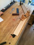 Fast fertig. Ein Widerlager vorne am Rand, weiter hinten ein "Holdfast" zum Festhalten der Klemmleiste (Engl.:"Batten"), die hier noch aus einem Karton-Modell besteht.