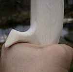 es stabilisiert die Handposition und ist gleichzeitig Pfeilauflage