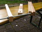 Hier sind die Gewindestangen am Vierkant ohne Leder befestigt. Der obere Teil sollte die Dicke von Kantholz 2 + Stave haben.