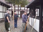 20151002_111837.jpg (174.14 KiB) 2129 mal betrachtet Irgendwo auf dem Foto ist ein Teil des schönen Stücks Traubenkirsche des Bogenbauers Mirko H. aus dem Artikel in der Friedländer Lokalpresse versteckt.<br />Auch einige andere Personen auf dem Bild sehen aus, als suchten sie es, aber wieder mal scheint es Erbse zu sein, der den besten Riecher hat.