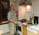 muß der Würstchenwender, um seine Aufgabe verrichten zu können,