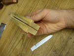 Klemme - Nut oben ist gefräst, Falze und Mittelschlitz mit Kreissäge... geht natürlich aber auch alles von Hand...