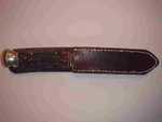 Der Messergriff ist nun auch wieder leidlich fest. Ich habe mir mit einem Stück von dem Ledergürtel beholfen. So garz original ist es aber nicht. Da muss ich noch einmal ran. Das Messer hat am Anfang tatsächlich ein wenig in der Scheide geklemmt. Mittlerweile sitzt es für meinen Geschmack angenehm fest und lässt sich vernünftig ziehen. Außerdem sieht das Gesamtkunstwerk an meinem Allerwertesten recht nett aus. ;D