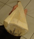 DSC05185.JPG (158.22 KiB) 5370 mal betrachtet 2 cm links neben dem Mark ist mir beim "Ziehen" ein knapp 3 mm tiefes Stück mit rausgesplittert.