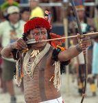 Brazilan_archer.jpg (92.96 KiB) 12180 mal betrachtet quelle: http://basicallybowsarchery.com/images/Brazilan_archer.jpg - er kompensiert die Schwäche des Mittelfingers mit seinem Zeigefinger, aber benutzt den Mittelfinger als Führung für den Pfeilflug