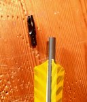 And last but not least, oder wie das heißt,<br />die Insert Nocken natürlich auch nicht<br />vernünftig eingeklebt, sondern nur <br />"auf Klemm" eingesteckt, so daß sie beim<br />Ablaß an der Sehne hängenbleiben...