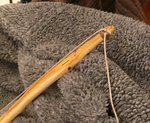 Wickelnocks aus Hanfgarn, mit Sekundenkleber fixiert. Sehne FF 9 Strang, Bogenbauerknoten mit doppeltem Schlag um die Sehne