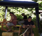 am frühen Nachmittag flogen dann auch schon die ersten Späne<br />(AlexM und Toddi sehr konzentriet, Airbows freut sich)