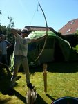 Der neue Bogen darf die ersten Pfeile werfen und JuergenM und Haithabu schauen zu.