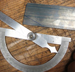 Anzeichnen - 75Ni8 Stahl, kaltgewalzt hat in dem Zustand schon eine Härte von 56 HRC oder sogar drüber. Ich komm' mit der Säge schon nicht mehr durch...