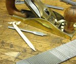 Flachbohrer und Winkel-Schablone aus Dübelholz